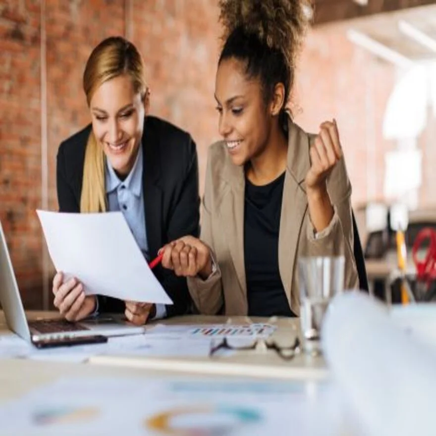 Deux femmes au bureau